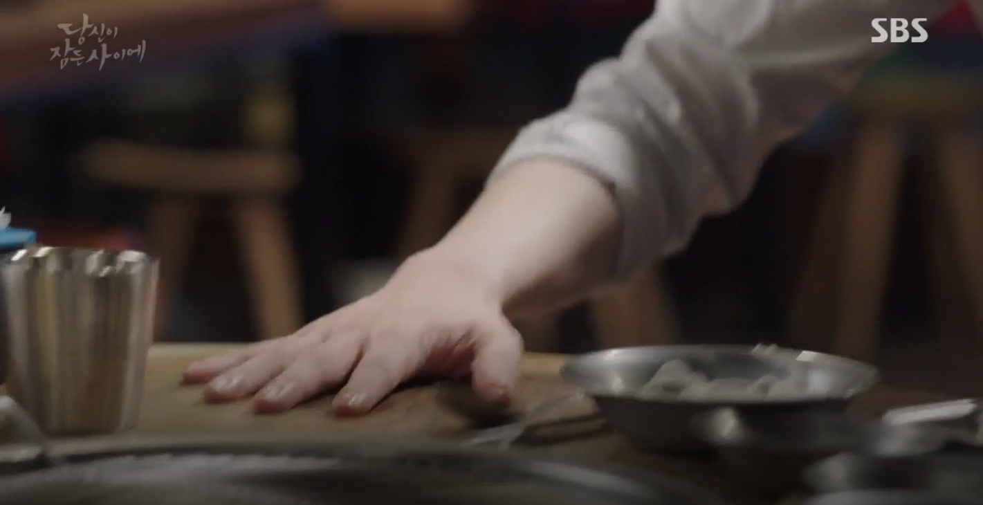 Mới chiếu vài tập, Khi Nàng Say Giấc đã dính chưởng 5 hạt sạn to đùng - Ảnh 11. Mới chiếu vài tập, Khi Nàng Say Giấc đã dính chưởng 5 hạt sạn to đùng - Ảnh 11.