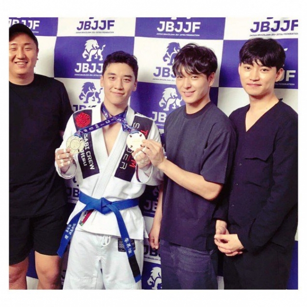 G-Dragon bày tỏ đang rất nhớ Seungri tại bức ảnh trên Instagram - Ảnh 3. G-Dragon bày tỏ đang rất nhớ Seungri tại bức ảnh trên Instagram - Ảnh 3.