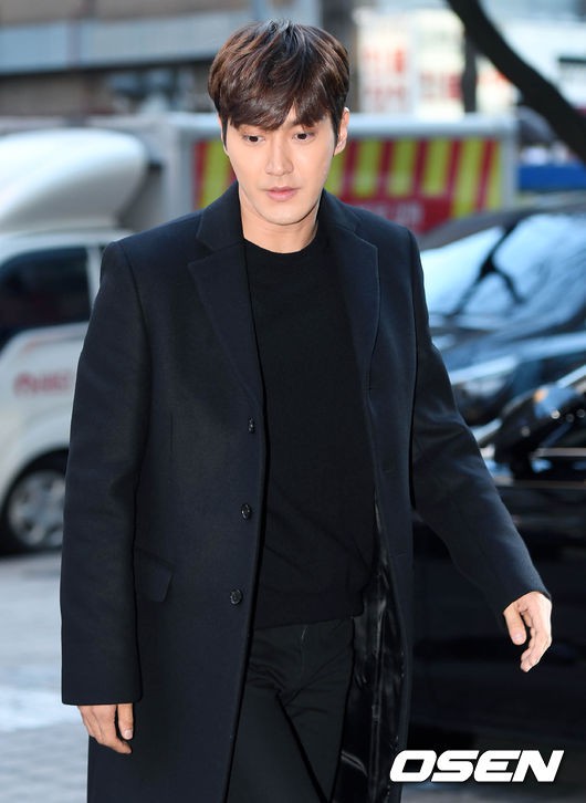 Siwon lần đầu xuất hiện sau lùm xùm chó cắn người tử vong, bạn gái Hyun Bin khoe chân dài miên man - Ảnh 4.