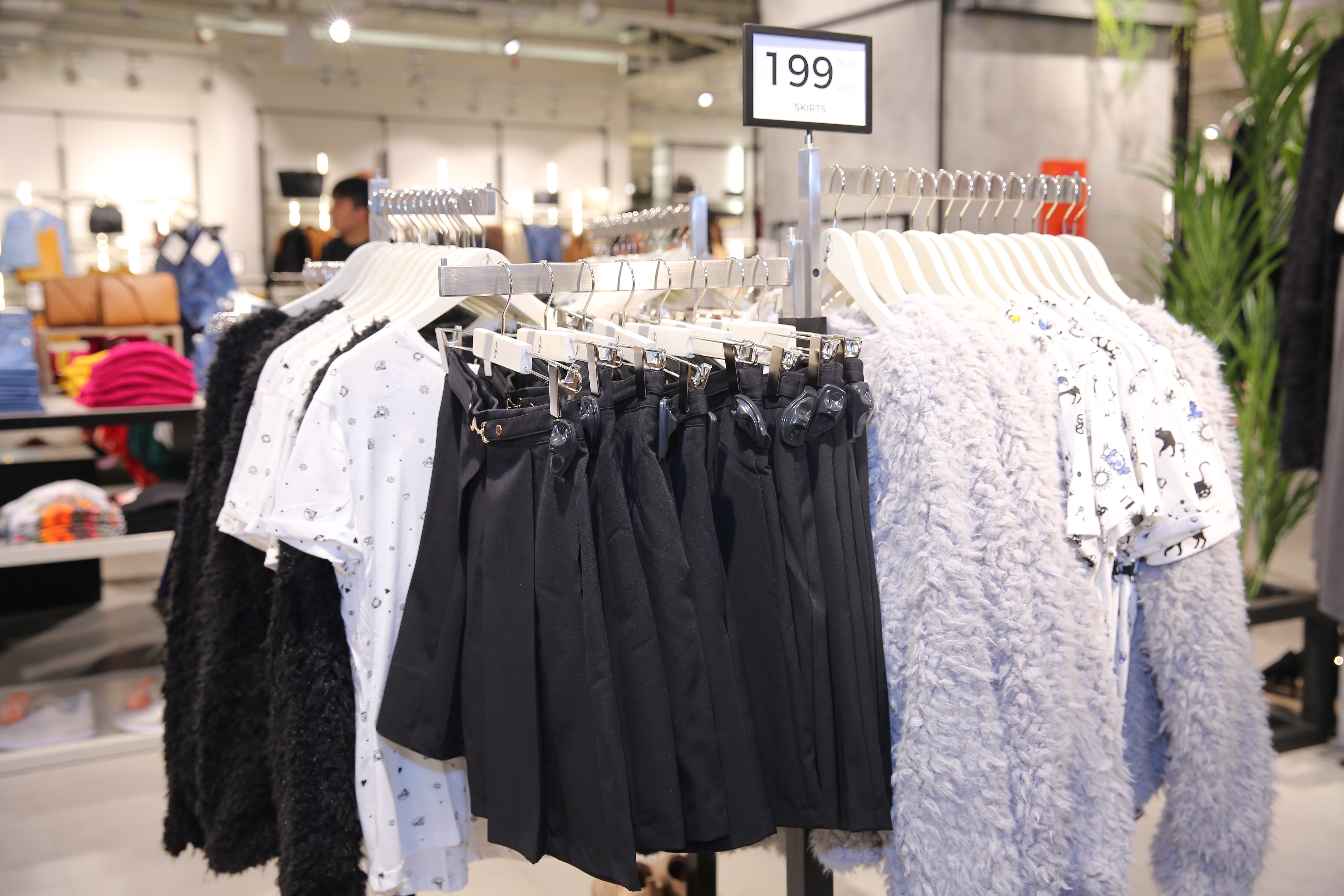 Stradivarius Việt Nam khai trương: Đồ đẹp giá siêu dễ chịu, áo phông cao nhất chỉ 249.000 đồng - Ảnh 10. Stradivarius Việt Nam khai trương: Đồ đẹp giá siêu dễ chịu, áo phông cao nhất chỉ 249.000 đồng - Ảnh 10.