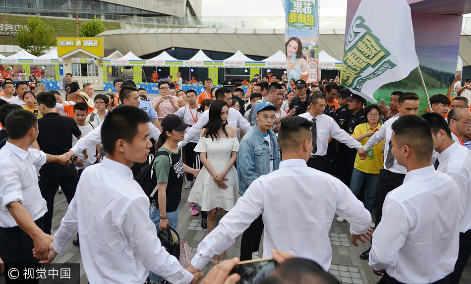 Khoe vai trần, Dương Mịch lại kém tươi tắn trong sự kiện mới - Ảnh 4. Khoe vai trần, Dương Mịch lại kém tươi tắn trong sự kiện mới - Ảnh 4.