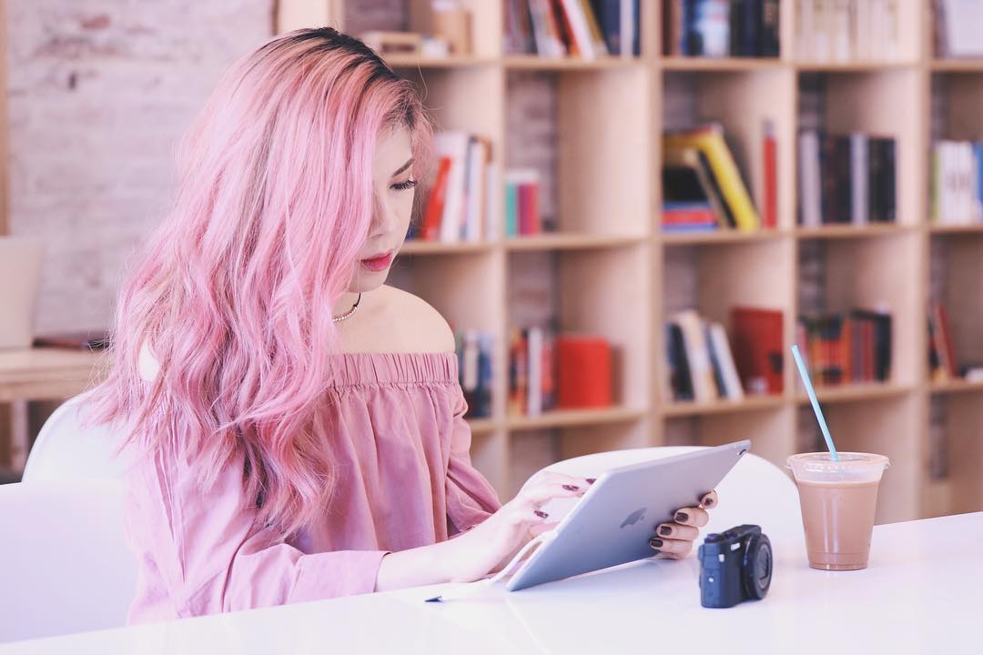 Gigi Hadid, Chan Yeol, Pony và cả loạt sao nổi tiếng đều nhuộm tóc hồng rồi bạn ơi! - Ảnh 13. Gigi Hadid, Chan Yeol, Pony và cả loạt sao nổi tiếng đều nhuộm tóc hồng rồi bạn ơi! - Ảnh 13.