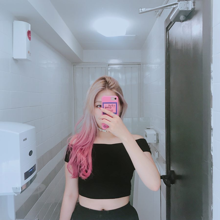 Gigi Hadid, Chan Yeol, Pony và cả loạt sao nổi tiếng đều nhuộm tóc hồng rồi bạn ơi! - Ảnh 16. Gigi Hadid, Chan Yeol, Pony và cả loạt sao nổi tiếng đều nhuộm tóc hồng rồi bạn ơi! - Ảnh 16.