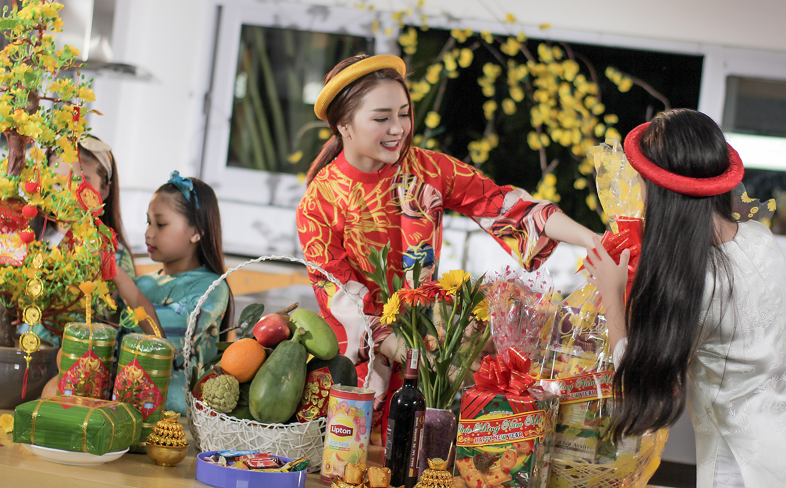 Thiều Bảo Trang thực hiện MV Tết cùng dàn học trò nhí - Ảnh 8. Thiều Bảo Trang thực hiện MV Tết cùng dàn học trò nhí - Ảnh 8.