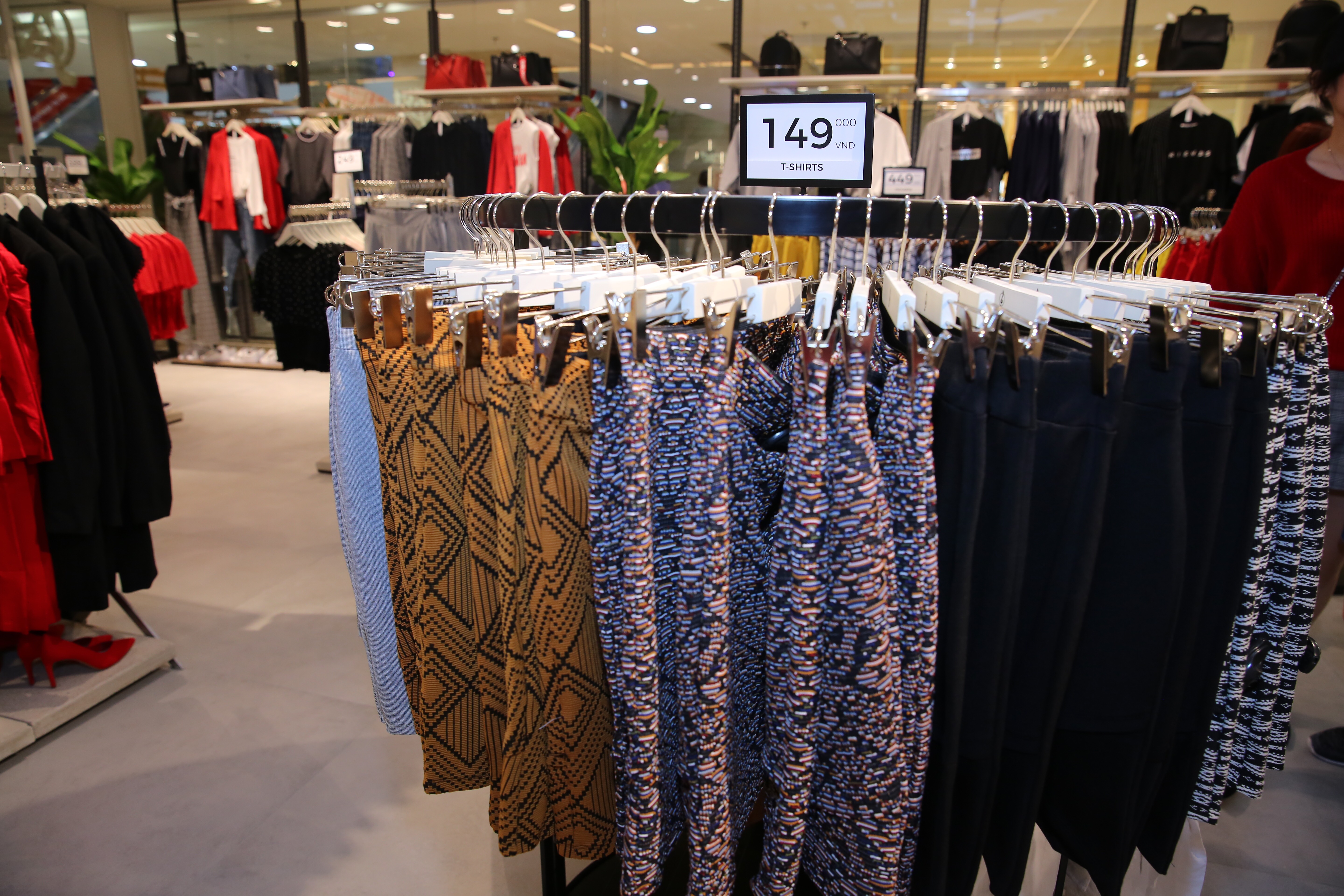 Stradivarius Việt Nam khai trương: Đồ đẹp giá siêu dễ chịu, áo phông cao nhất chỉ 249.000 đồng - Ảnh 6. Stradivarius Việt Nam khai trương: Đồ đẹp giá siêu dễ chịu, áo phông cao nhất chỉ 249.000 đồng - Ảnh 6.