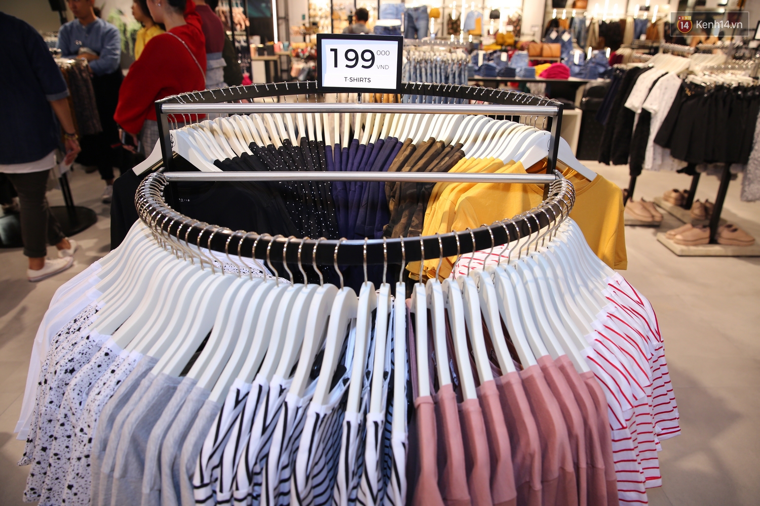 Stradivarius Việt Nam khai trương: Đồ đẹp giá siêu dễ chịu, áo phông cao nhất chỉ 249.000 đồng - Ảnh 7. Stradivarius Việt Nam khai trương: Đồ đẹp giá siêu dễ chịu, áo phông cao nhất chỉ 249.000 đồng - Ảnh 7.