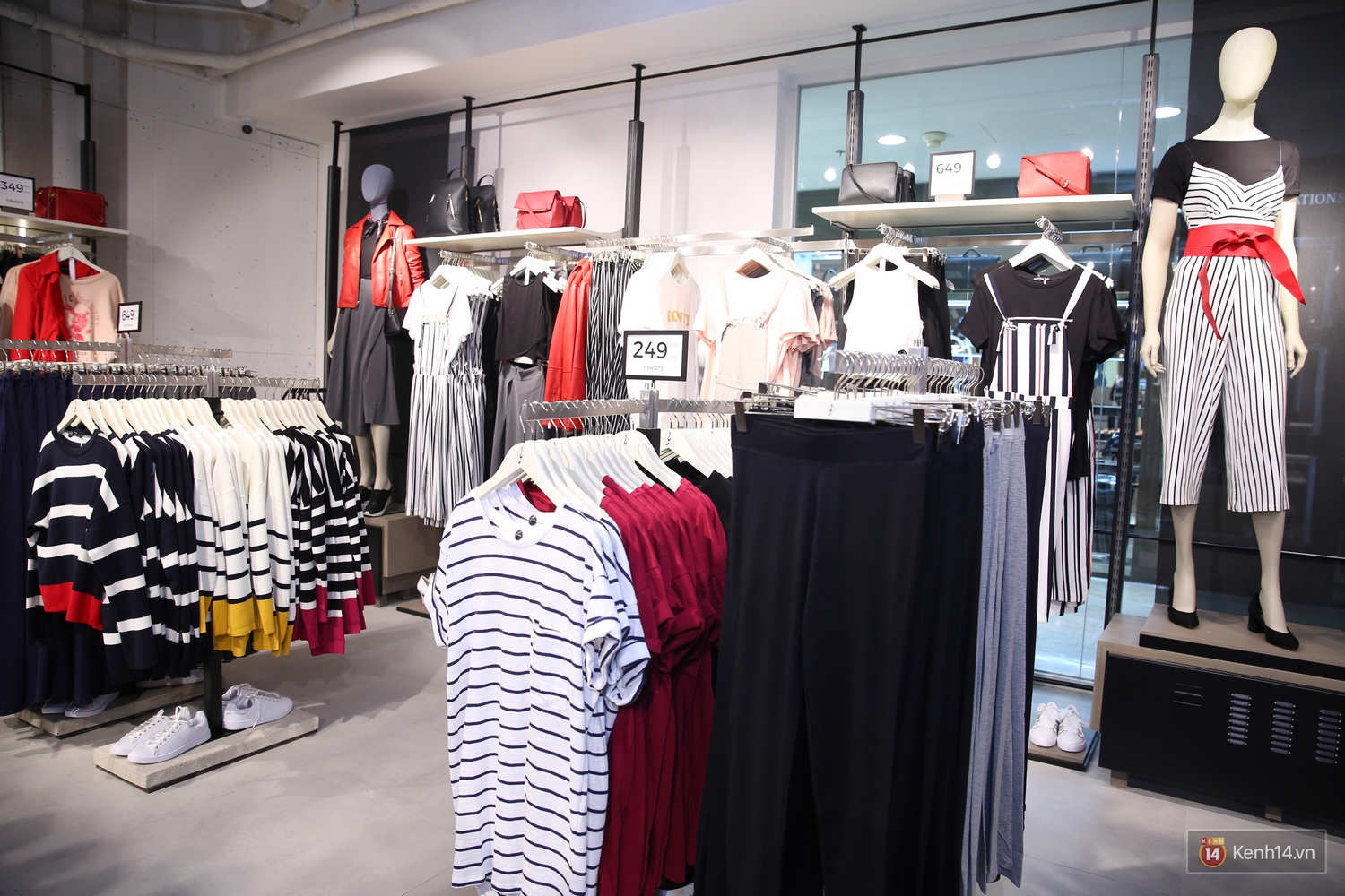 Stradivarius Việt Nam khai trương: Đồ đẹp giá siêu dễ chịu, áo phông cao nhất chỉ 249.000 đồng - Ảnh 9. Stradivarius Việt Nam khai trương: Đồ đẹp giá siêu dễ chịu, áo phông cao nhất chỉ 249.000 đồng - Ảnh 9.