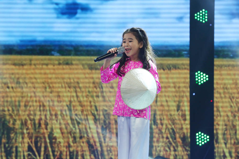 Cô bé Nghệ An khiến mẹ bật khóc trên truyền hình, khán giả bật dậy vỗ tay - Ảnh 9. Cô bé Nghệ An khiến mẹ bật khóc trên truyền hình, khán giả bật dậy vỗ tay - Ảnh 9.