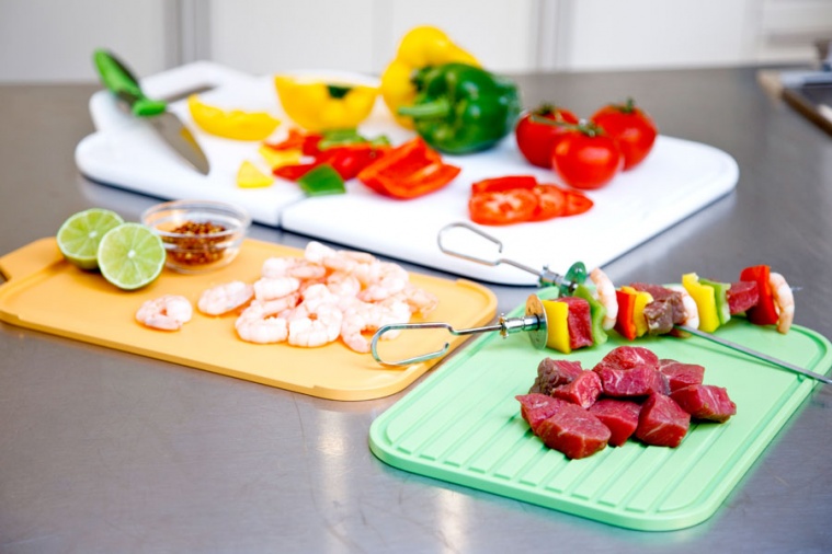 Bạn cho rằng thớt nhựa sạch hơn thớt gỗ? Bạn sẽ nghĩ lại ngay sau khi đọc bài viết này - Ảnh 2. Bạn cho rằng thớt nhựa sạch hơn thớt gỗ? Bạn sẽ nghĩ lại ngay sau khi đọc bài viết này - Ảnh 2.