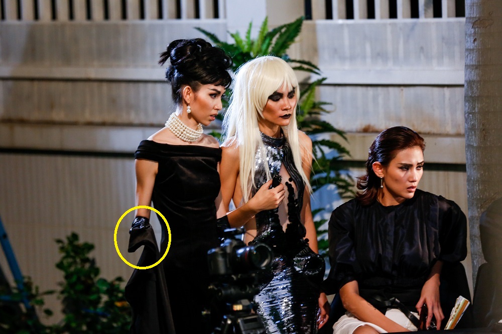 Điều kinh dị trong tấm hình: Tay của Thùy Dương ở đâu? - Ảnh 1. Điều kinh dị trong tấm hình: Tay của Thùy Dương ở đâu? - Ảnh 1.