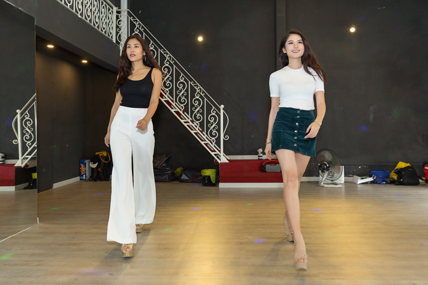 Clip: Thùy Dung khoe dáng quyến rũ, chăm chỉ tập luyện catwalk cùng Á hậu Nguyễn Thị Loan - Ảnh 10. Clip: Thùy Dung khoe dáng quyến rũ, chăm chỉ tập luyện catwalk cùng Á hậu Nguyễn Thị Loan - Ảnh 10.