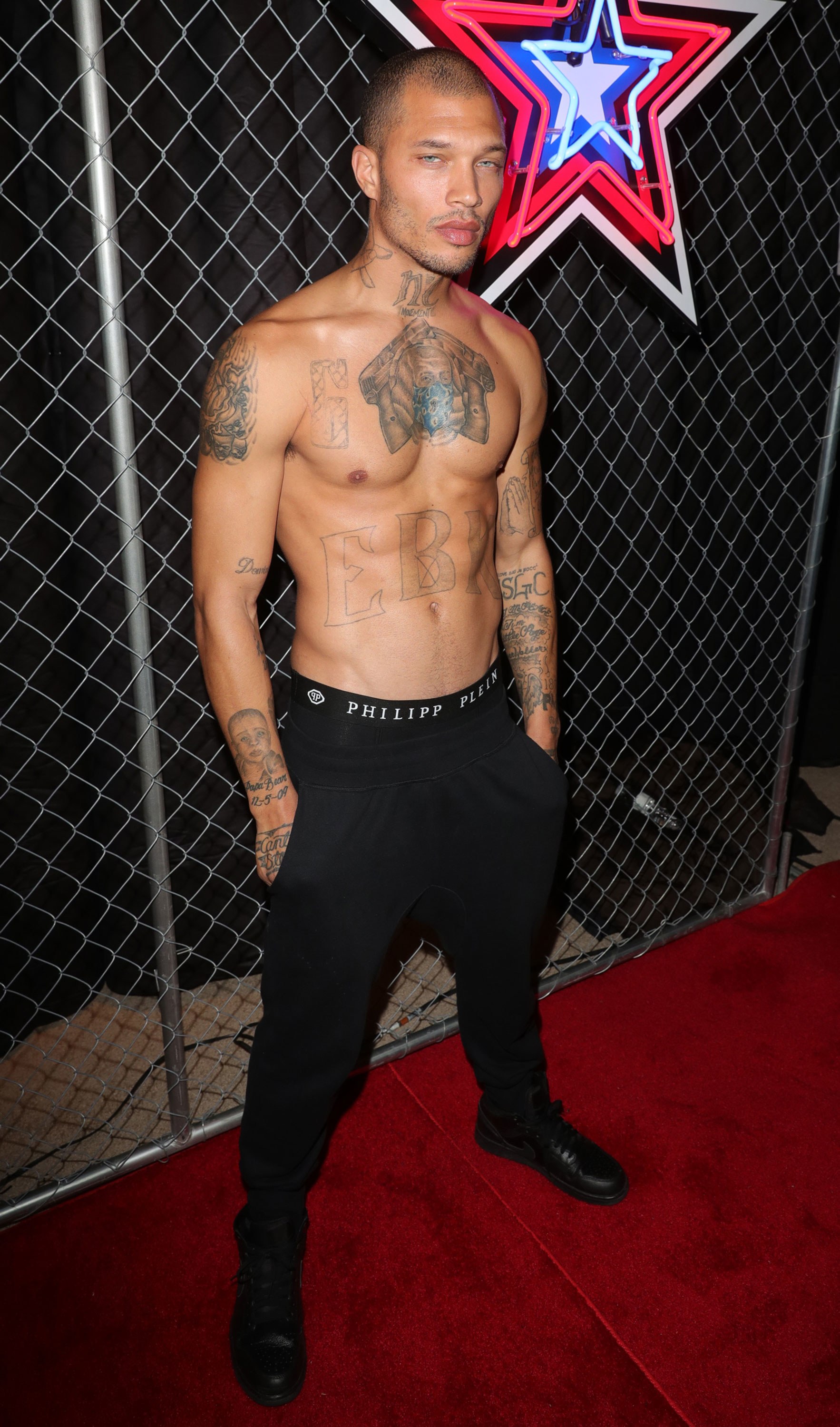 Xem cách catwalk, bạn sẽ hiểu vì sao Tội phạm đẹp trai nhất thế giới lại được săn đón như vậy! - Ảnh 7. Xem cách catwalk, bạn sẽ hiểu vì sao Tội phạm đẹp trai nhất thế giới lại được săn đón như vậy! - Ảnh 7.