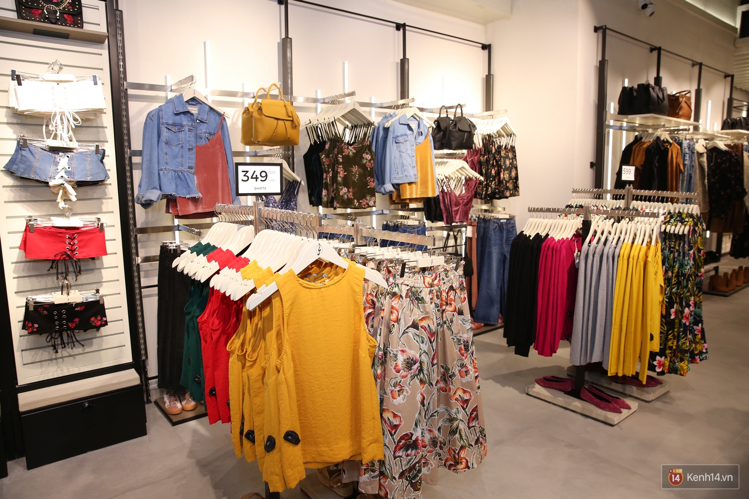 Stradivarius Việt Nam khai trương: Đồ đẹp giá siêu dễ chịu, áo phông cao nhất chỉ 249.000 đồng - Ảnh 11. Stradivarius Việt Nam khai trương: Đồ đẹp giá siêu dễ chịu, áo phông cao nhất chỉ 249.000 đồng - Ảnh 11.