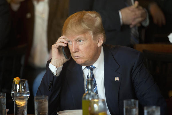 Sau tất cả, ông Donald Trump và iPhone lại... trở về với nhau - Ảnh 1.