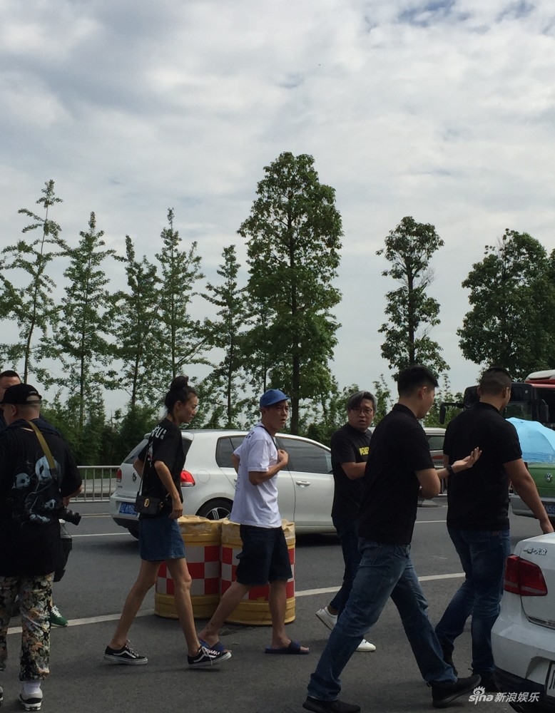 Trần Quán Hy lần đầu công khai xuất hiện bên siêu mẫu Victorias Secret sau khi sinh công chúa đầu lòng - Ảnh 4. Trần Quán Hy lần đầu công khai xuất hiện bên siêu mẫu Victorias Secret sau khi sinh công chúa đầu lòng - Ảnh 4.