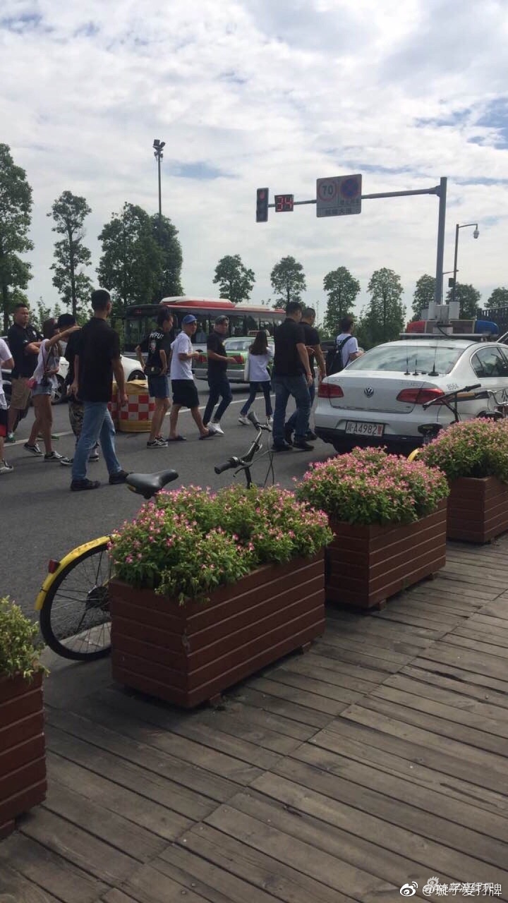 Trần Quán Hy lần đầu công khai xuất hiện bên siêu mẫu Victorias Secret sau khi sinh công chúa đầu lòng - Ảnh 5. Trần Quán Hy lần đầu công khai xuất hiện bên siêu mẫu Victorias Secret sau khi sinh công chúa đầu lòng - Ảnh 5.