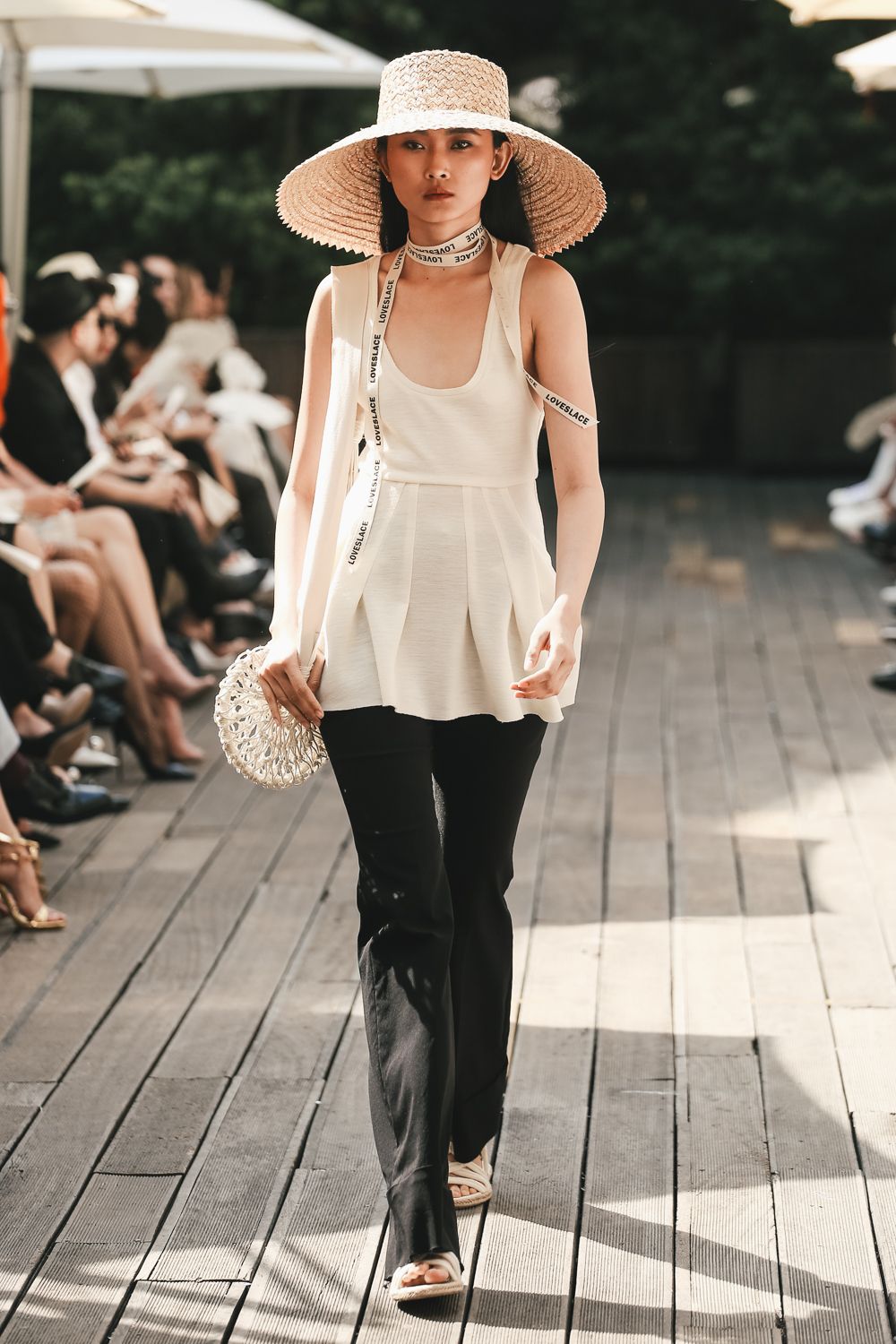 Dưới cái nắng thiêu đốt, cả trăm khách mời vẫn dõi theo show Lâm Gia Khang đến phút cuối cùng! - Ảnh 2. Dưới cái nắng thiêu đốt, cả trăm khách mời vẫn dõi theo show Lâm Gia Khang đến phút cuối cùng! - Ảnh 2.