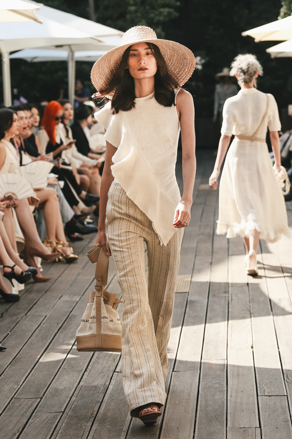 Dưới cái nắng thiêu đốt, cả trăm khách mời vẫn dõi theo show Lâm Gia Khang đến phút cuối cùng! - Ảnh 11. Dưới cái nắng thiêu đốt, cả trăm khách mời vẫn dõi theo show Lâm Gia Khang đến phút cuối cùng! - Ảnh 11.