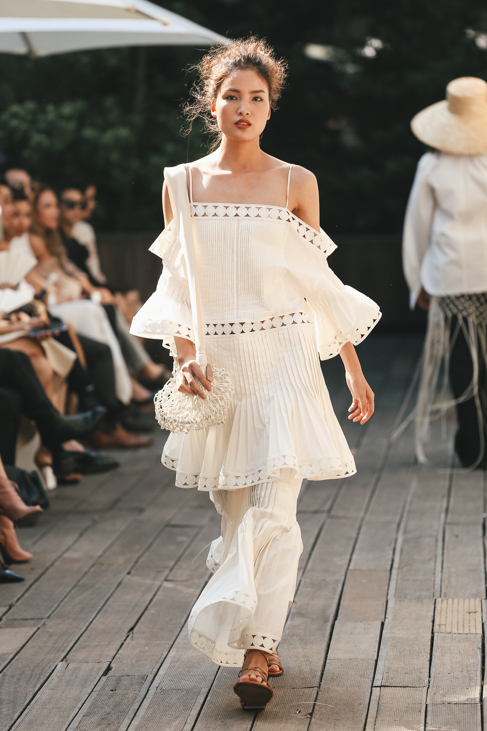 Dưới cái nắng thiêu đốt, cả trăm khách mời vẫn dõi theo show Lâm Gia Khang đến phút cuối cùng! - Ảnh 16. Dưới cái nắng thiêu đốt, cả trăm khách mời vẫn dõi theo show Lâm Gia Khang đến phút cuối cùng! - Ảnh 16.