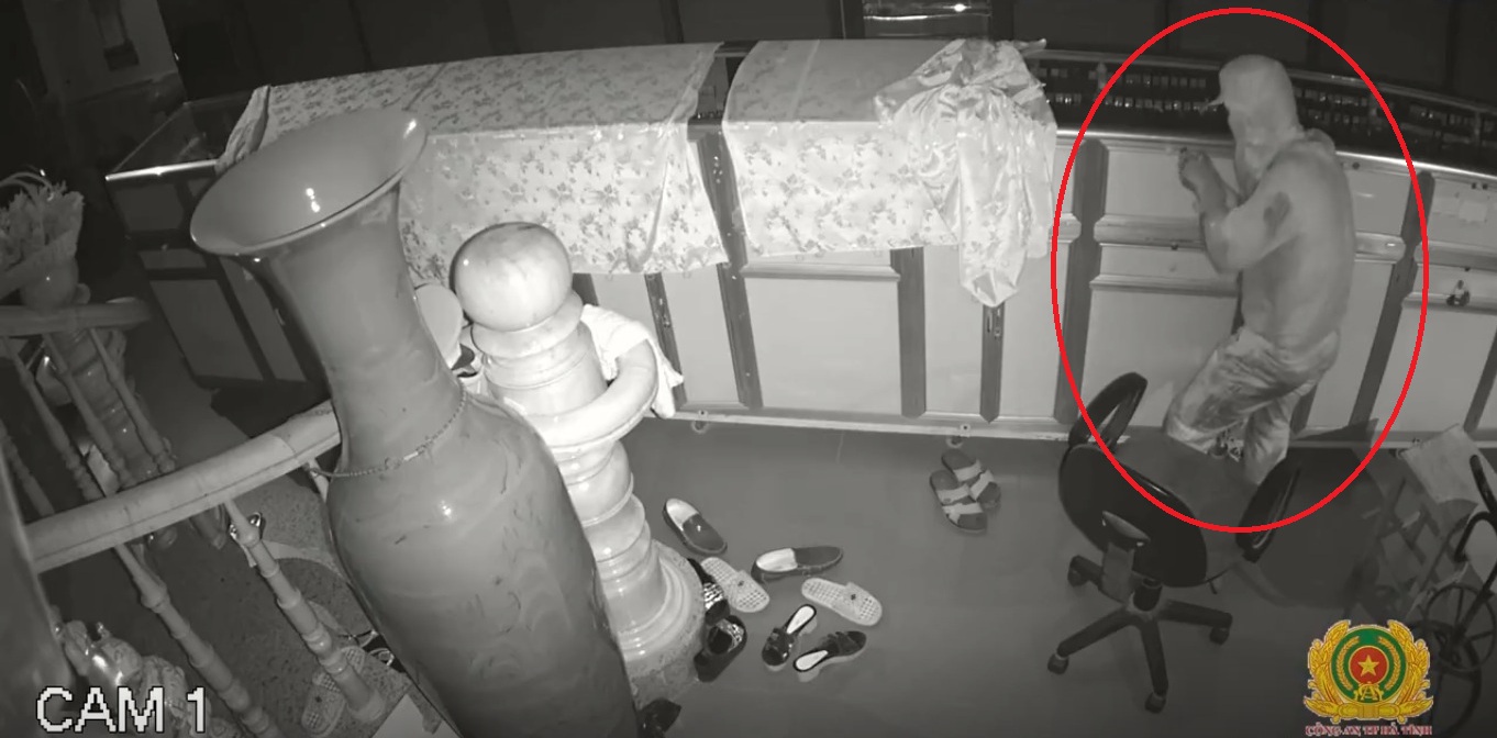 Công an Hà Tĩnh lên tiếng về thông tin treo thưởng 200 triệu tìm tên trộm vàng bịt mặt - Ảnh 2. Công an Hà Tĩnh lên tiếng về thông tin treo thưởng 200 triệu tìm tên trộm vàng bịt mặt - Ảnh 2.