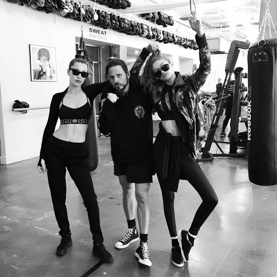 Mặc bạn trai cũ hẹn hò Selena, Bella Hadid xuất hiện vui vẻ và gợi cảm bên Gigi - Ảnh 8. Mặc bạn trai cũ hẹn hò Selena, Bella Hadid xuất hiện vui vẻ và gợi cảm bên Gigi - Ảnh 8.