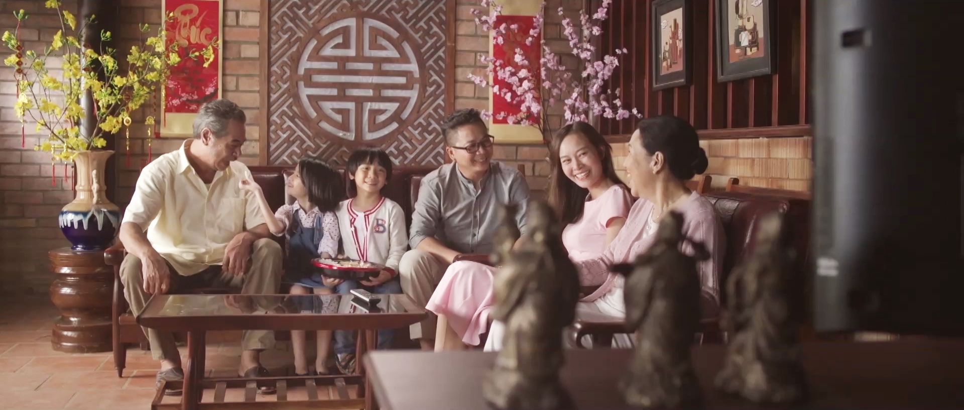 TVC “Tết gắn kết gia đình” - đánh thức yêu thương và trở về bên gia đình - Ảnh 1. TVC “Tết gắn kết gia đình” - đánh thức yêu thương và trở về bên gia đình - Ảnh 1.
