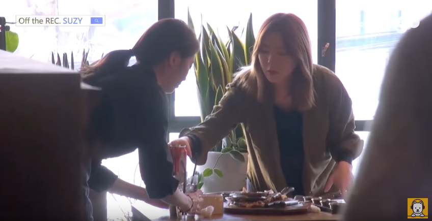 Là sao hạng A, Suzy vẫn sẵn sàng làm bồi bàn để giúp đỡ bạn - Ảnh 3. Là sao hạng A, Suzy vẫn sẵn sàng làm bồi bàn để giúp đỡ bạn - Ảnh 3.