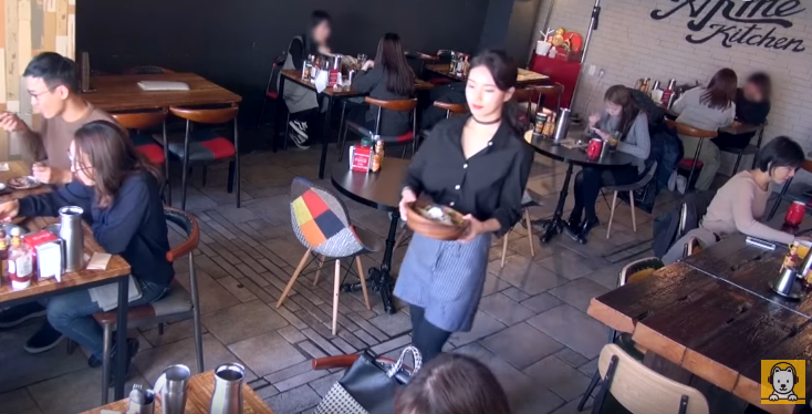 Là sao hạng A, Suzy vẫn sẵn sàng làm bồi bàn để giúp đỡ bạn - Ảnh 6. Là sao hạng A, Suzy vẫn sẵn sàng làm bồi bàn để giúp đỡ bạn - Ảnh 6.