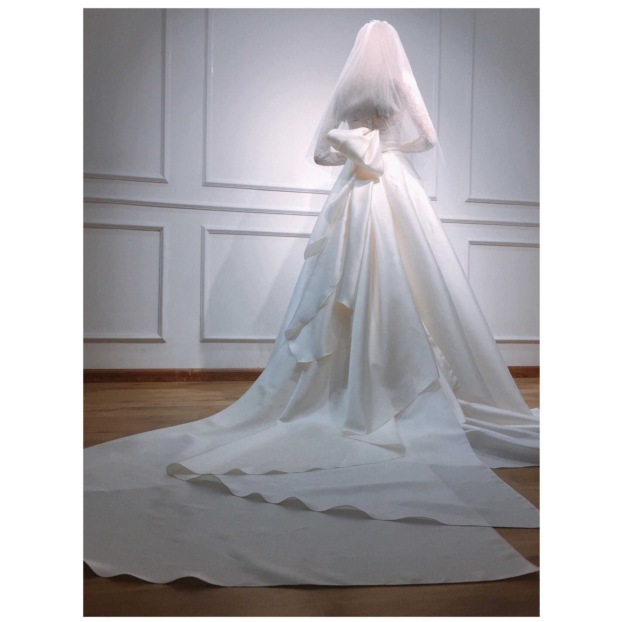 Tương xứng với thần tiên tỷ tỷ, váy cưới của Hoa hậu Đặng Thu Thảo đính cả ngàn viên pha lê! - Ảnh 5. Tương xứng với thần tiên tỷ tỷ, váy cưới của Hoa hậu Đặng Thu Thảo đính cả ngàn viên pha lê! - Ảnh 5.