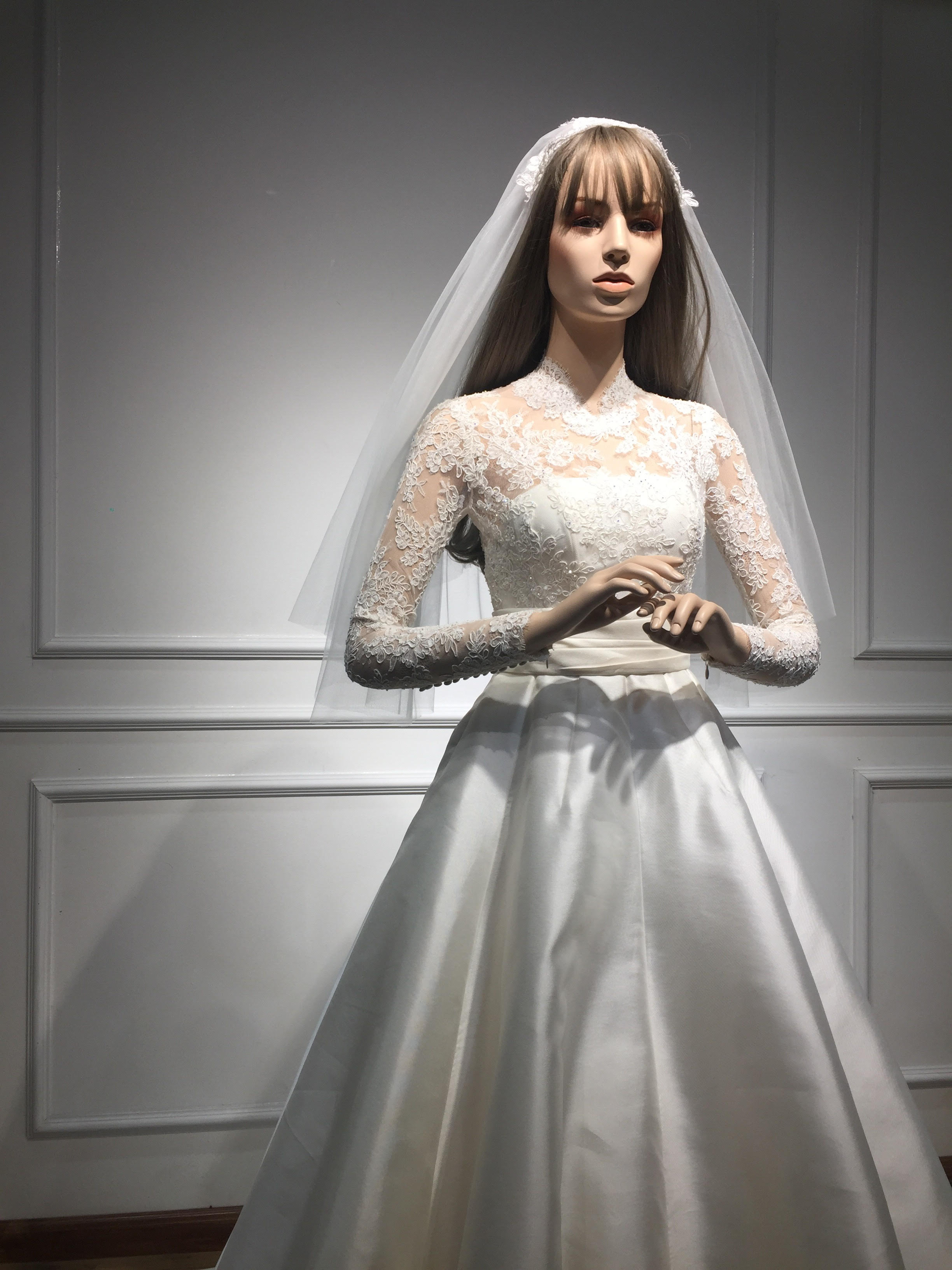 Tương xứng với thần tiên tỷ tỷ, váy cưới của Hoa hậu Đặng Thu Thảo đính cả ngàn viên pha lê! - Ảnh 9. Tương xứng với thần tiên tỷ tỷ, váy cưới của Hoa hậu Đặng Thu Thảo đính cả ngàn viên pha lê! - Ảnh 9.