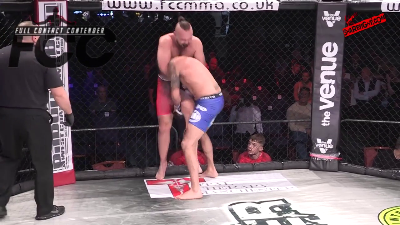 Võ sĩ MMA hạ đo ván đối phương bằng tuyệt chiêu bẻ càng của môn WWE - Ảnh 4. Võ sĩ MMA hạ đo ván đối phương bằng tuyệt chiêu bẻ càng của môn WWE - Ảnh 4.