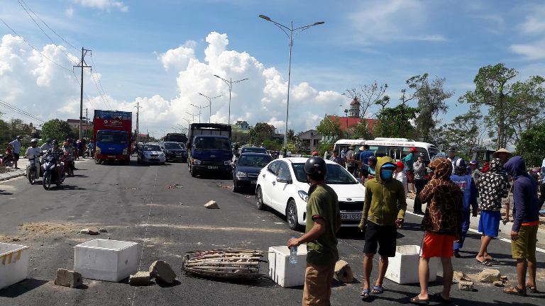 Hà Tĩnh: Xe tải chôn lấp 6 tấn mực thối gần bờ đê, hàng trăm người dân vây quanh phản đối - Ảnh 1. Hà Tĩnh: Xe tải chôn lấp 6 tấn mực thối gần bờ đê, hàng trăm người dân vây quanh phản đối - Ảnh 1.
