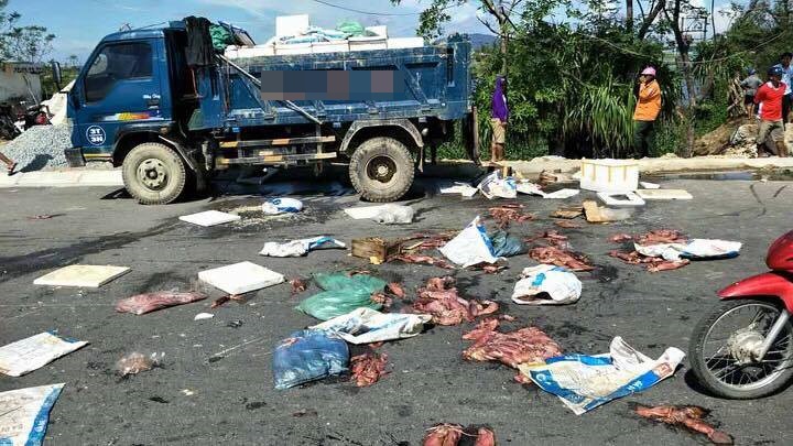 Hà Tĩnh: Xe tải chôn lấp 6 tấn mực thối gần bờ đê, hàng trăm người dân vây quanh phản đối - Ảnh 3. Hà Tĩnh: Xe tải chôn lấp 6 tấn mực thối gần bờ đê, hàng trăm người dân vây quanh phản đối - Ảnh 3.