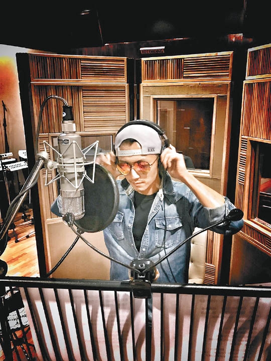 Tình tứ chẳng kém ai, Tạ Đình Phong đi công tác Nhật Bản, Vương Phi lặng lẽ đi theo người yêu chăm sóc - Ảnh 6. Tình tứ chẳng kém ai, Tạ Đình Phong đi công tác Nhật Bản, Vương Phi lặng lẽ đi theo người yêu chăm sóc - Ảnh 6.