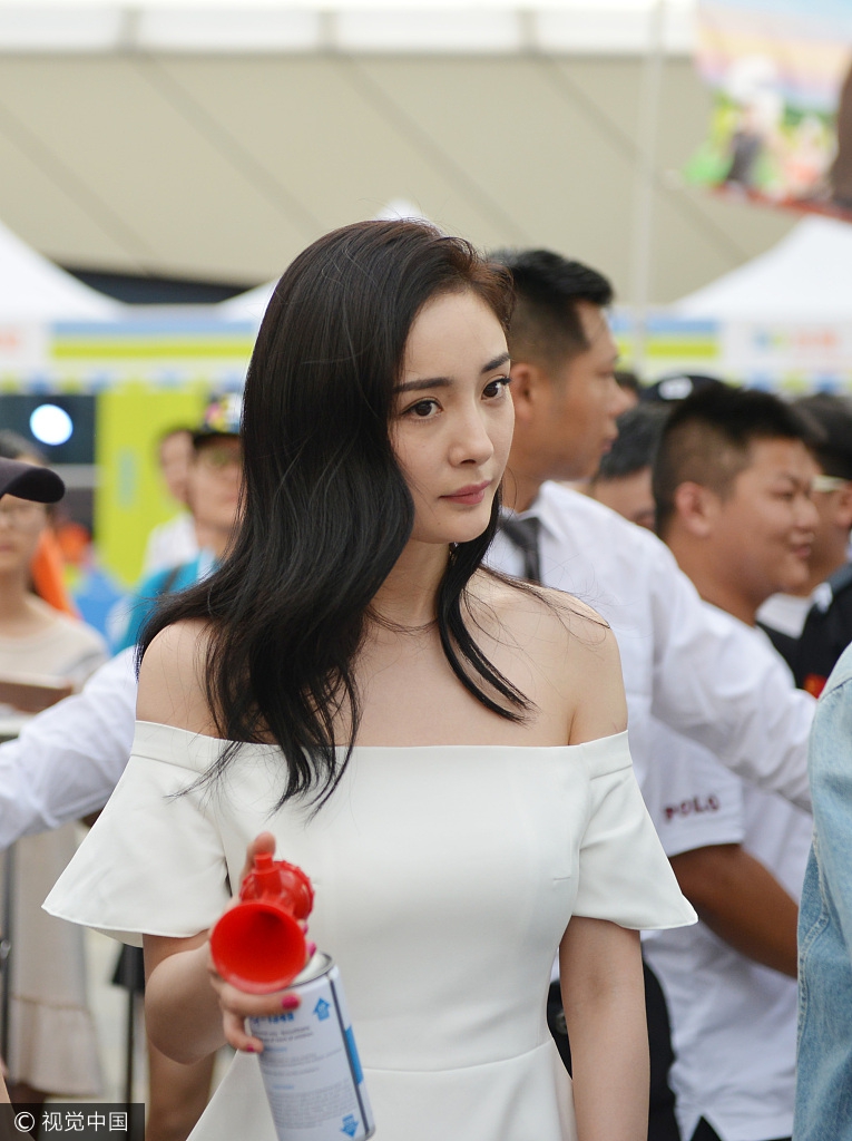 Khoe vai trần, Dương Mịch lại kém tươi tắn trong sự kiện mới - Ảnh 2. Khoe vai trần, Dương Mịch lại kém tươi tắn trong sự kiện mới - Ảnh 2.