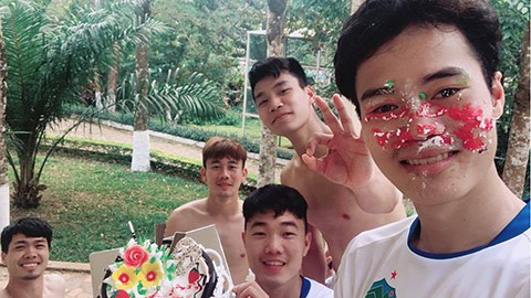 Hồng Duy chơi khăm Văn Anh bằng nghi thức úp bánh mừng sinh nhật của các cầu thủ HAGL - Ảnh 3.