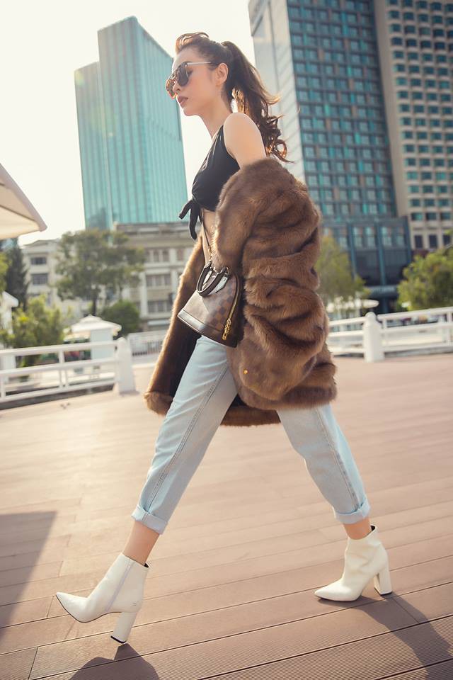 Tỏ vẻ cool ngầu và đắp đầy hàng hiệu, Ngọc Trinh vẫn tự nhận mình không thể 2 fashion như loạt sao tuần qua - Ảnh 7.