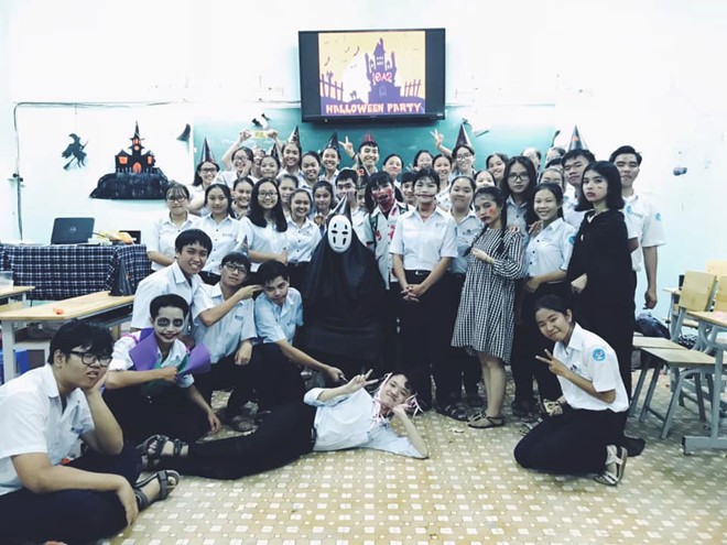 Chất như thầy giáo trường người ta: Nhập vai Vô Diện và tổ chức tiệc Halloween cho học sinh - Ảnh 3. Chất như thầy giáo trường người ta: Nhập vai Vô Diện và tổ chức tiệc Halloween cho học sinh - Ảnh 3.