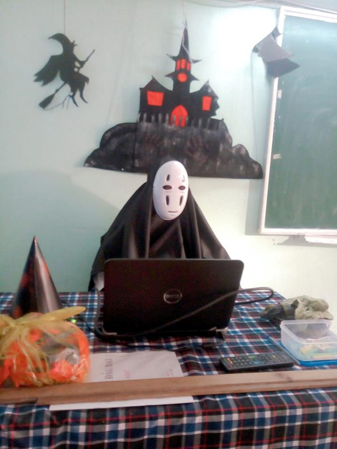 Chất như thầy giáo trường người ta: Nhập vai Vô Diện và tổ chức tiệc Halloween cho học sinh - Ảnh 1. Chất như thầy giáo trường người ta: Nhập vai Vô Diện và tổ chức tiệc Halloween cho học sinh - Ảnh 1.