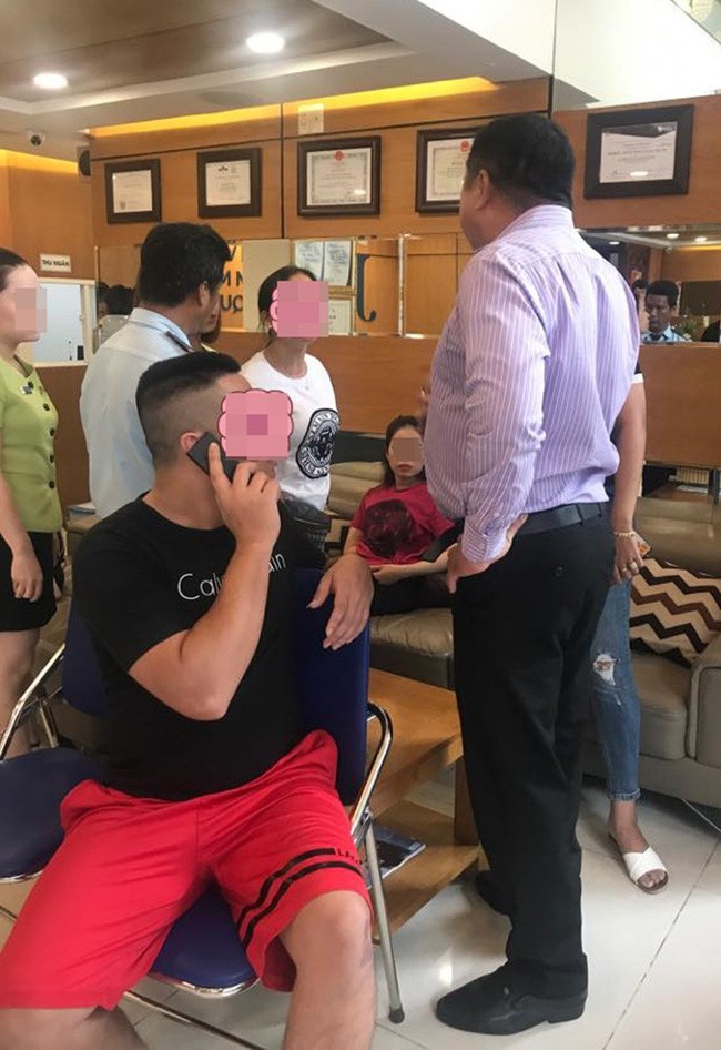Người phụ nữ tố bệnh viện thẩm mỹ ở TP.HCM làm hỏng ngực chị gái nhưng phủi bỏ trách nhiệm - Ảnh 3. Người phụ nữ tố bệnh viện thẩm mỹ ở TP.HCM làm hỏng ngực chị gái nhưng phủi bỏ trách nhiệm - Ảnh 3.