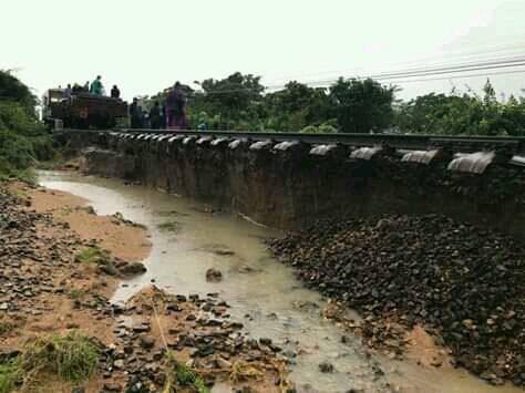 Ninh Thuận: Bão số 9 gây lũ lụt, nước cuốn trôi đường ray làm đường sắt tê liệt  - Ảnh 1.