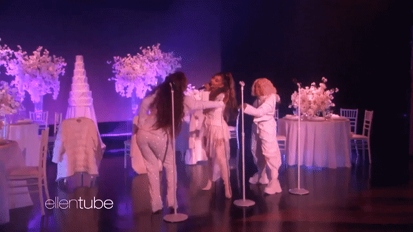 Trượt chân suýt té khi lần đầu hát hit đụng chạm người yêu cũ, Ariana Grande phản ứng như thế nào? - Ảnh 4. Trượt chân suýt té khi lần đầu hát hit đụng chạm người yêu cũ, Ariana Grande phản ứng như thế nào? - Ảnh 4.