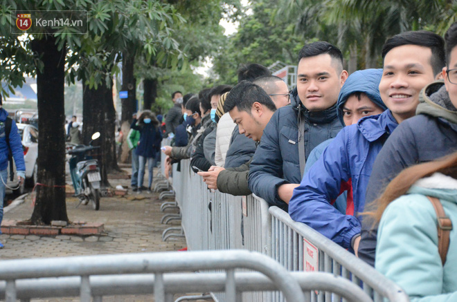 Hàng ngàn người xếp hàng dưới cái lạnh 13 độ để chờ nhận vé xem chung kết của đội tuyển Việt Nam - Ảnh 5.
