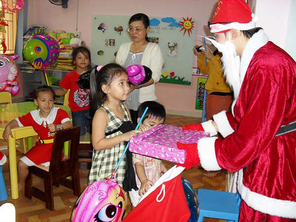 Một Phòng GD ở Sài Gòn ra văn bản cấm ông già Noel vào trường tặng quà cho học sinh - Ảnh 2.