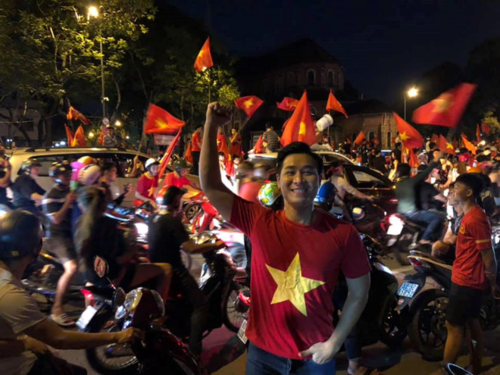 Đi bão kiểu NSƯT Chiều Xuân: Không kèn trống, diện áo dài vác cờ Tổ quốc văn minh nhưng vẫn cực chất - Ảnh 3. Đi bão kiểu NSƯT Chiều Xuân: Không kèn trống, diện áo dài vác cờ Tổ quốc văn minh nhưng vẫn cực chất - Ảnh 3.