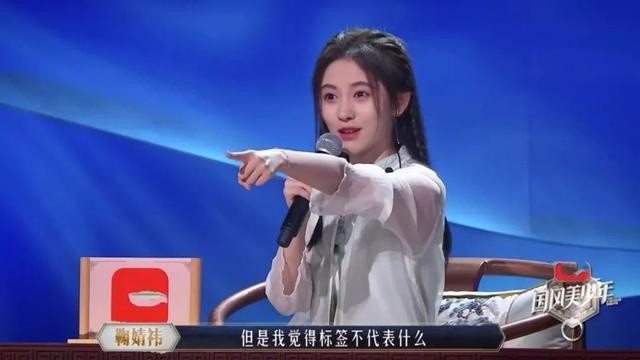 Cúc Tịnh Y bị chỉ trích vì hành động bất lịch sự trên sóng truyền hình - Ảnh 3. Cúc Tịnh Y bị chỉ trích vì hành động bất lịch sự trên sóng truyền hình - Ảnh 3.