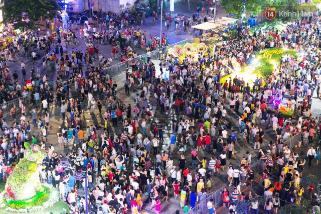 Chùm ảnh: Hàng nghìn người chen chúc trong đêm khai mạc đường hoa Nguyễn Huệ - Ảnh 9.