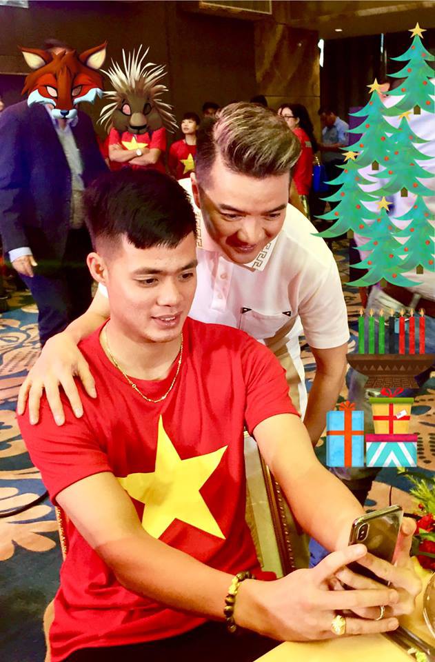 Là ông hoàng hàng hiệu nhưng chiếc áo phủ đầy chữ ký của U23 Việt Nam mới là thứ độc nhất vô nhị của Đàm Vĩnh Hưng! - Ảnh 6. Là ông hoàng hàng hiệu nhưng chiếc áo phủ đầy chữ ký của U23 Việt Nam mới là thứ độc nhất vô nhị của Đàm Vĩnh Hưng! - Ảnh 6.