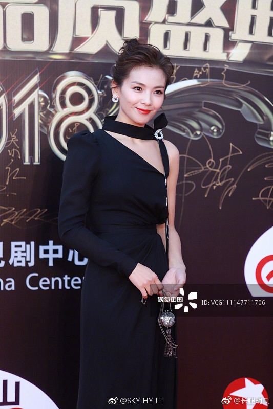 Thảm đỏ hot nhất Cbiz hôm nay: Dương Mịch đè bẹp dàn mỹ nhân, bạn gái Luhan hot vì... thời trang khó hiểu - Ảnh 12. Thảm đỏ hot nhất Cbiz hôm nay: Dương Mịch đè bẹp dàn mỹ nhân, bạn gái Luhan hot vì... thời trang khó hiểu - Ảnh 12.