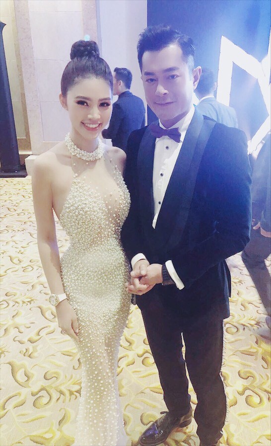 Jolie Nguyễn khoe nhan sắc rạng rỡ trên thảm đỏ Asian Film Awards, hào hứng chụp ảnh cùng Cổ Thiên Lạc, Hyomin (T-Ara) - Ảnh 2.
